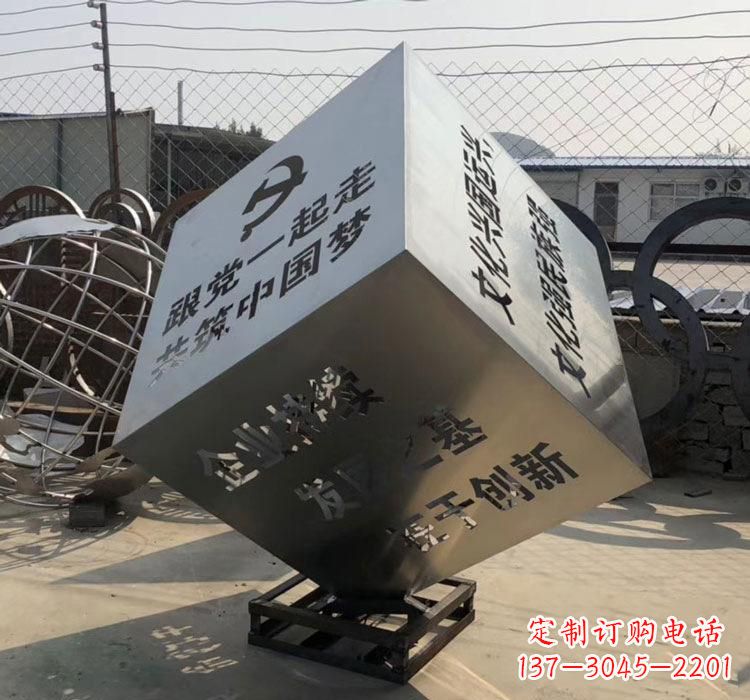 丽水不锈钢灯饰魔方雕塑——精妙艺术