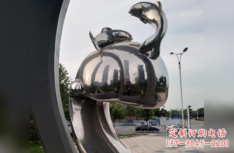 丽水海浪下的海鸥雕塑