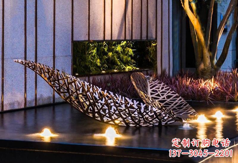 丽水不锈钢小区镂空树叶雕塑给小区添彩