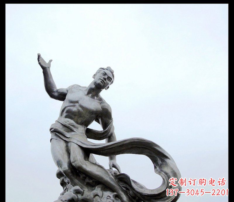丽水浪花上的勇敢者——不锈钢站立的男人雕塑