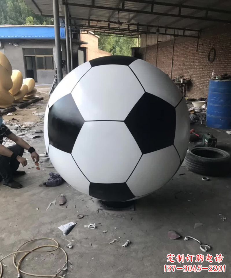 丽水足球雕塑一座屹立不倒的象征