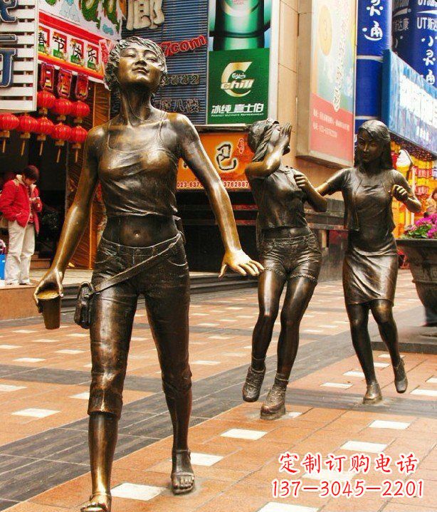 丽水步行街逛街的女孩以铜雕的形式永久保存