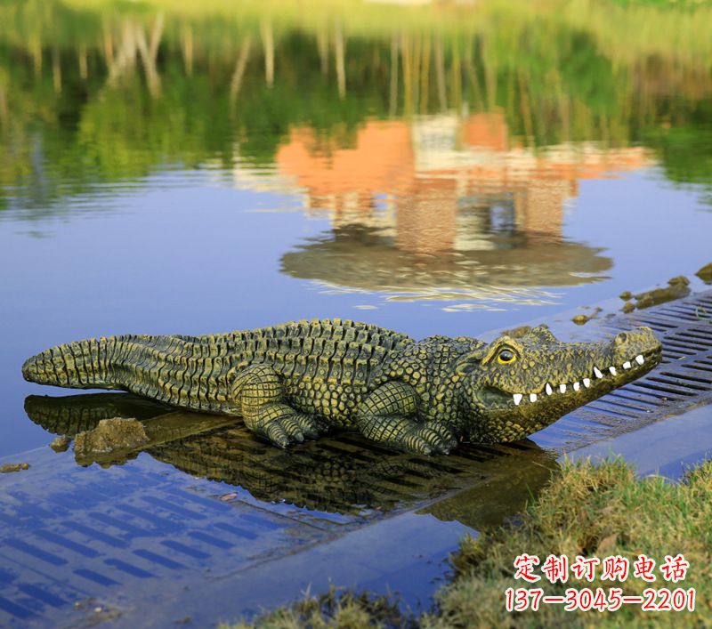 丽水池塘水池仿真大鳄鱼雕塑玻璃钢园林水景草丛动物摆件