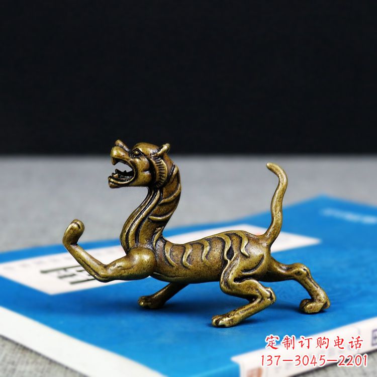 丽水金色纯铜铸造的白虎雕塑