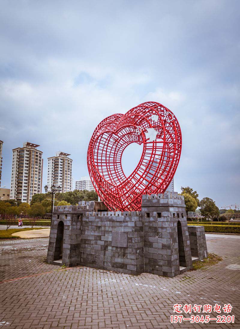 丽水拥抱和平的心以心型和平鸽雕塑传递心意