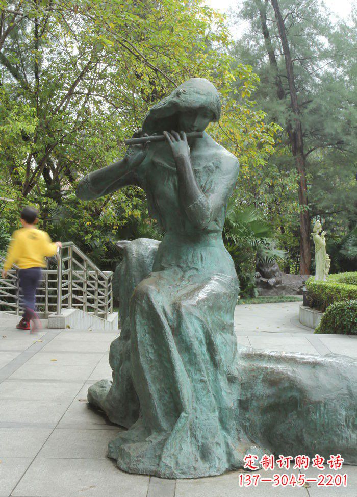 丽水浪漫洒脱的女孩雕塑