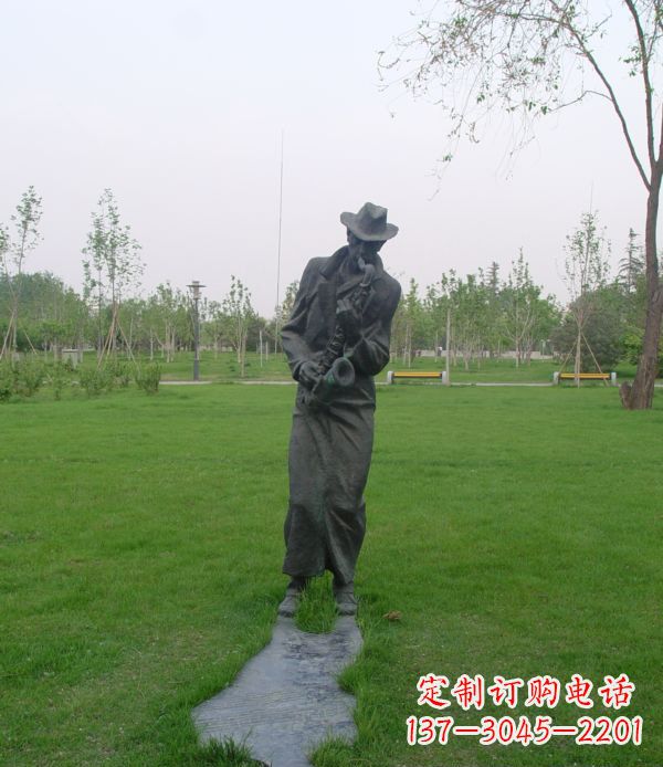 丽水公园吹萨克斯人物铜雕