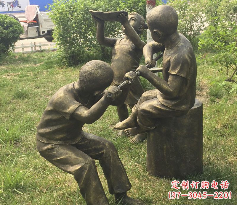 丽水公园玩水的儿童铜雕