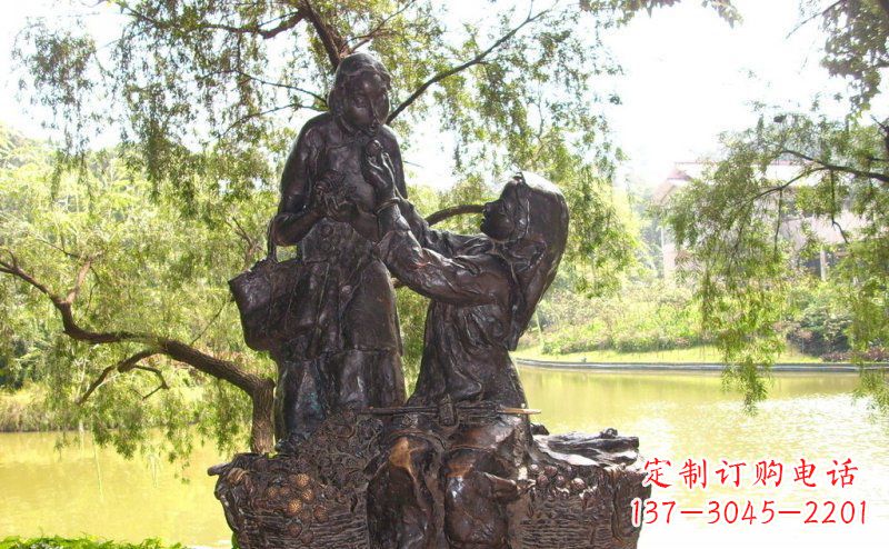 丽水公园喂母亲吃荔枝的女孩小品铜雕