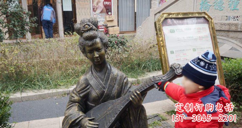 丽水街边弹琵琶的古代美女雕塑