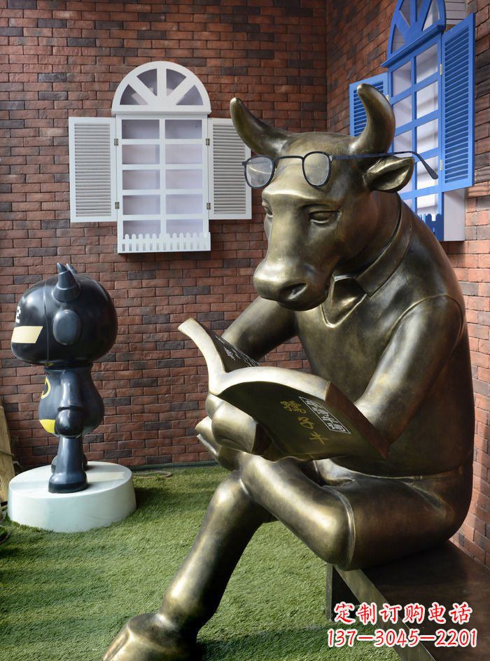 丽水看书的牛卡通动物铜雕：艺术品级的制作品质