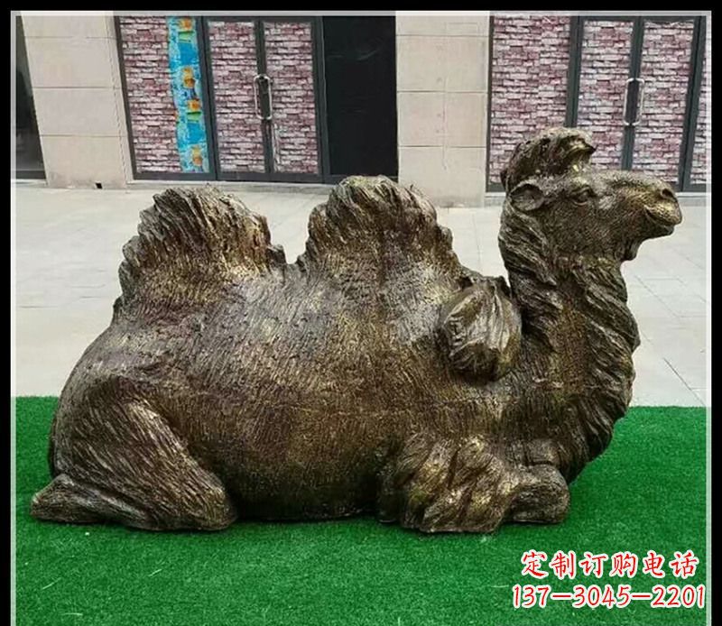 丽水卧在草地的骆驼铜雕