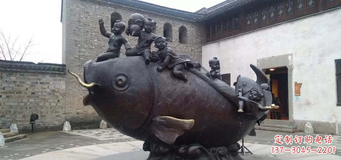 丽水小孩骑鱼铜雕