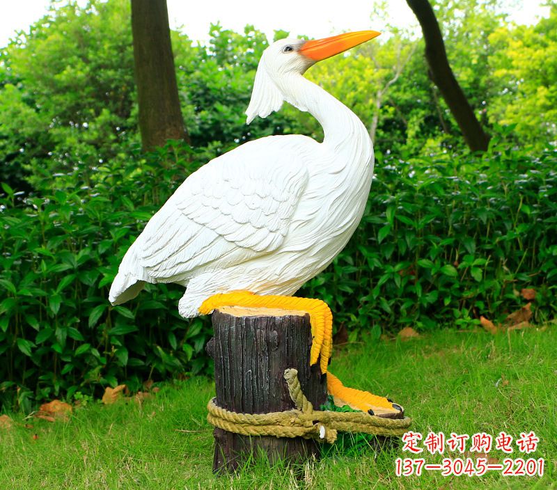 丽水一男一女抱一只鸽子雕像