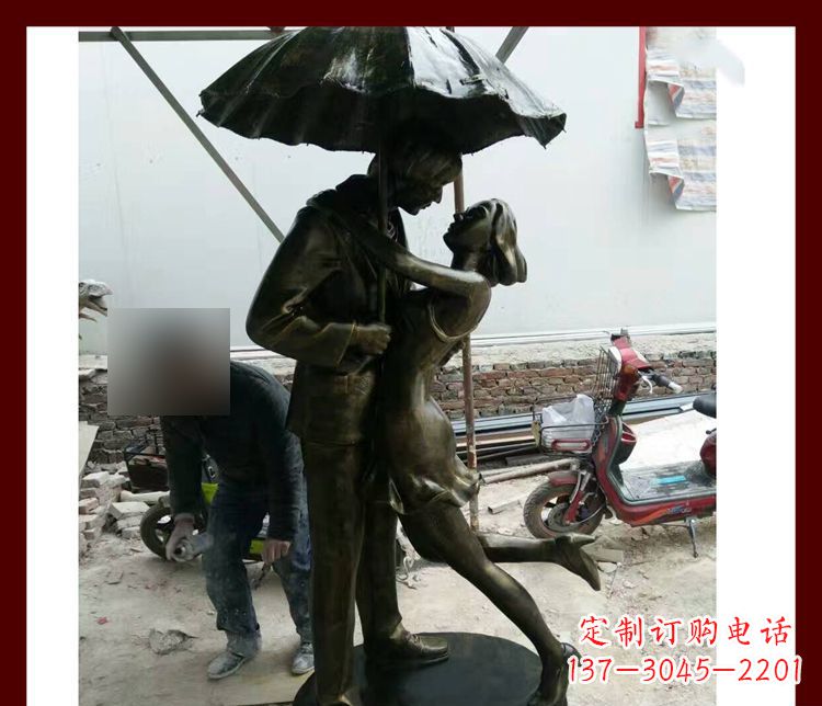丽水雨伞下拥抱的情侣铜雕