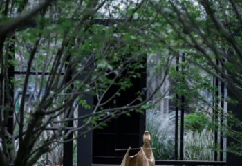 丽水人物雕塑-别墅庭院创意不锈钢仿铜抽象吹笛子的人物雕塑